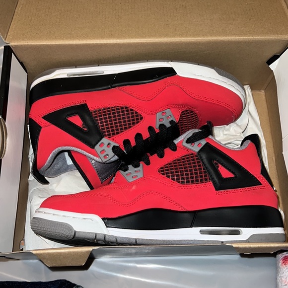 Air Jordan Retro 4 (Gradeschool) - Picture 4 of 9
